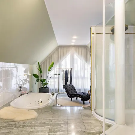 Lakeside Retreat & Annex *