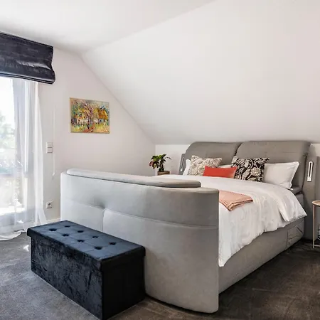 Villa Lakeside Retreat & Annex
