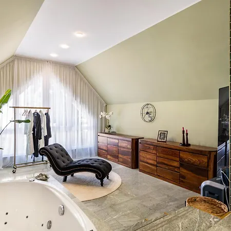 Lakeside Retreat & Annex *
