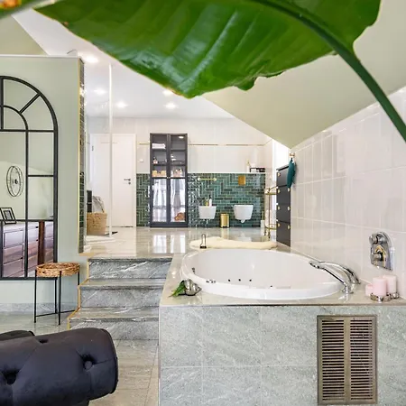 Lakeside Retreat & Annex Villa